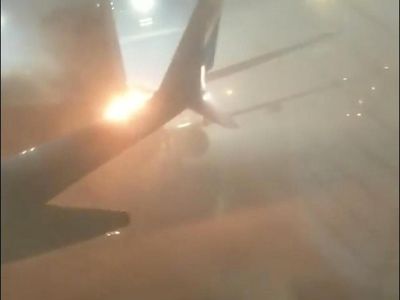 Foto: Ngeri! Api Menyala dari Ekor Pesawat Kanada yang Tabrakan
