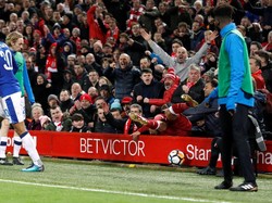 Secuil Drama di Anfield: Firmino Didorong Hingga Terjungkal ke Bangku Penonton