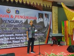 Aksi Sandi Nyanyi Lagu Minang Ayam Den Lapeh
