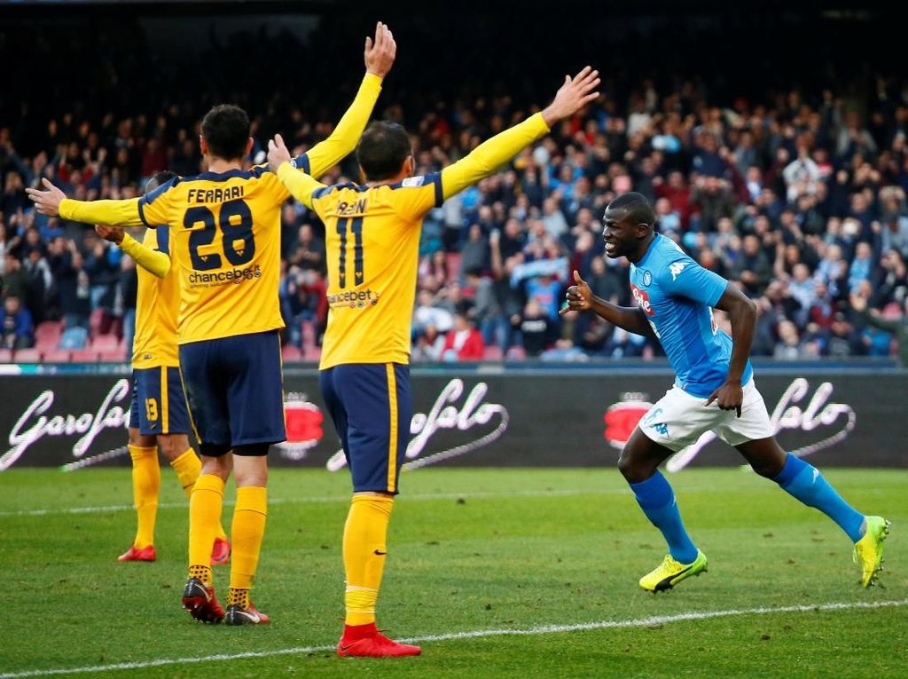 Napoli Tekuk Verona 2-0 Napoli Tekuk Verona 2-0