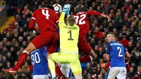 Di menit ke-84, Van Dijk muncul sebagai pahlawan Liverpool. Dia menyundul bola sepak pojok untuk mencetak gol. Foto: Phil Noble/Reuters
