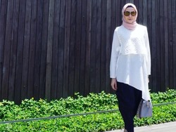 Posting Foto Berhijab, Fenita Arie: Bismillahirahmanirrahim..