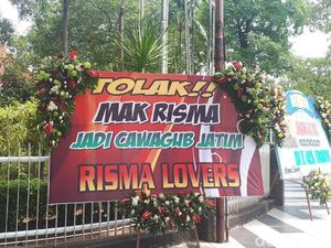 Rumah Dinas Risma Banjir Karangan Bunga Tolak Jadi Cawagub Jatim