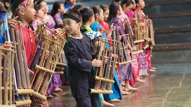 BANDUNG, INDONESIA – 3 JANUARI: Sekelompok anak-anak menampilkan kesenian dengan angklung, sebuah instrumen tradisional dari Indonesia, di Saung Angklung Udjo yang terletak di Bandung, Indonesia pada 3 Januari 2017. Pada tahun 2010, UNESCO secara resmi mengakui angklung sebagai Masterpiece of Oral and Intagible Heritage of Humanity. ( Mahendra Moonstar - Anadolu Agency )