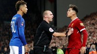 Wasit yang memimpin pertandingan juga sampai harus menghalau Firmino. Dia pun memperingatkan kedua pemain itu. Tak ada kartu untuk mereka. (Foto: Action Images via Reuters/Carl Recine)