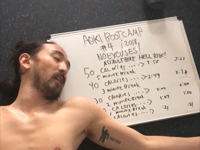 Penampakan DJ Kondang Steve Aoki Terkapar Usai Latihan Kardio