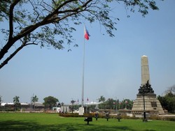 Menyusuri Rizal Park di Jantung Kota Manila