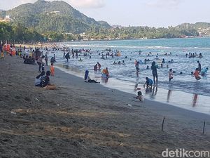 Pantai di Jayapura yang Punya Ombak Terbang
