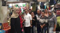 Senyum Azwar Anas yang Didampingi Istri Saat Berkunjung ke Pasar