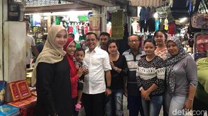 Senyum Azwar Anas yang Didampingi Istri Saat Berkunjung ke Pasar