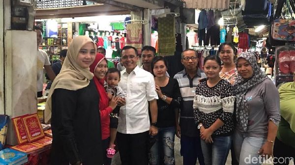 Senyum Azwar Anas yang Didampingi Istri Saat Berkunjung ke Pasar