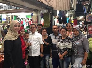 Senyum Azwar Anas yang Didampingi Istri Saat Berkunjung ke Pasar