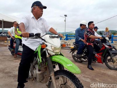 Naik Motor Trail, Menteri PUPR Cek Kado Jokowi untuk NTT