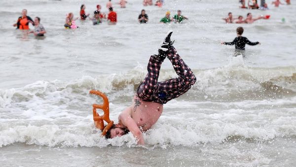 Foto: Dingin-dingin, Ribuan Warga Belgia Nyebur ke Laut