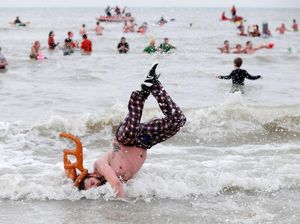 Foto: Dingin-dingin, Ribuan Warga Belgia Nyebur ke Laut