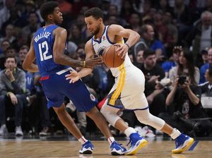Curry Bikin 45 Poin, Warriors Kalahkan Clippers