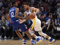 Curry Bikin 45 Poin, Warriors Kalahkan Clippers