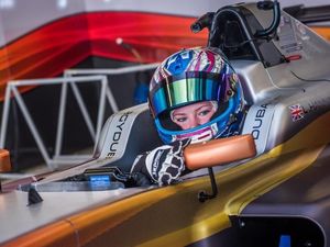 Cewek Cantik Ini Punya Ambisi Jadi Juara Balapan F1