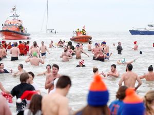 Risiko Penyakit yang Perlu Diwaspadai Jika Sembarangan Berenang di Laut (1)
