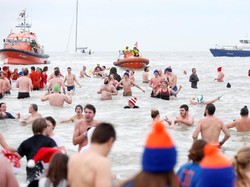 Risiko Penyakit yang Perlu Diwaspadai Jika Sembarangan Berenang di Laut (1)