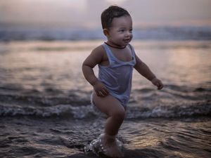 Gemas! Anak Bungsu Anang dan Ashanty Happy Main-main di Pantai