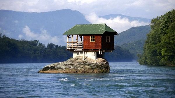 Lebih dari 40 Tahun, Rumah Ini Nongkrong di Tengah Sungai