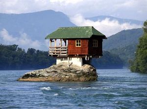 Lebih dari 40 Tahun, Rumah Ini Nongkrong di Tengah Sungai