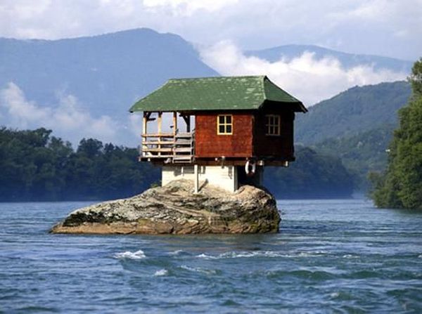 Lebih dari 40 Tahun, Rumah Ini Nongkrong di Tengah Sungai