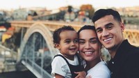 Coutinho kini berstatus suami Aine de Sousa. Mereka menikah pada 2012 di Brasil. (instagram Aine)