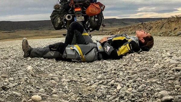 Cewek Cantik Jejalah Bumi Pakai Motor