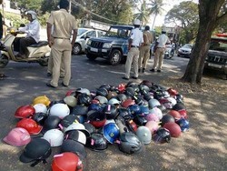 Helm Cetok Masih Bertebaran di India