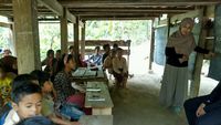 Foto: Miris! Kolong Rumah Jadi Sekolah