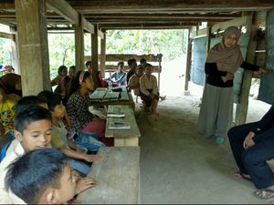 Foto: Miris! Kolong Rumah Jadi Sekolah