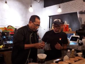Malam Minggu, Menhub Budi Karya Ngopi dan Baca Puisi