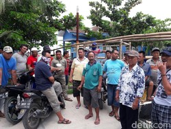Protes Pelarangan Cantrang, Nelayan Blokir Jalan Masuk TPI Rembang