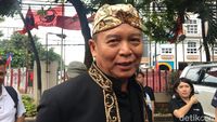 Diumumkan Jadi Cagub Jabar, TB Hasanuddin Berbaju Adat Sunda