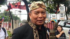 Diumumkan Jadi Cagub Jabar, TB Hasanuddin Berbaju Adat Sunda