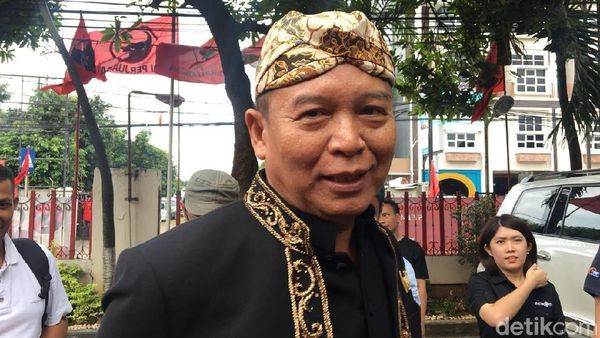 Diumumkan Jadi Cagub Jabar, TB Hasanuddin Berbaju Adat Sunda