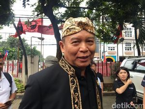 Diumumkan Jadi Cagub Jabar, TB Hasanuddin Berbaju Adat Sunda