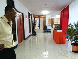 Hujan 2 Jam, KPU Makassar Tergenang Air Semata Kaki