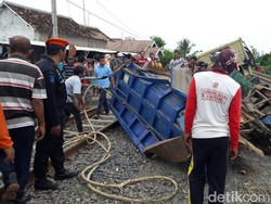 Truk Tertabrak Kereta Api Matarmaja di Brebes