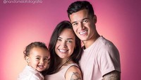 Tapi, bukan hanya AIne yang kerap menghiasai akun instagramnya. Dia juga kerap memamerkan kemesraan dengan Maria. Dia buah hati pasangan Coutinho dan Aine yang masih berusia 2 tahun. (instagram Aine)