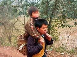 Kisah Haru Ayah Naik-Turun Bukit Gendong Anak yang Difabel ke Sekolah