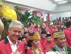 Senyum Ganjar Saat Hadiri Pengumuman Cagub Jateng di PDIP