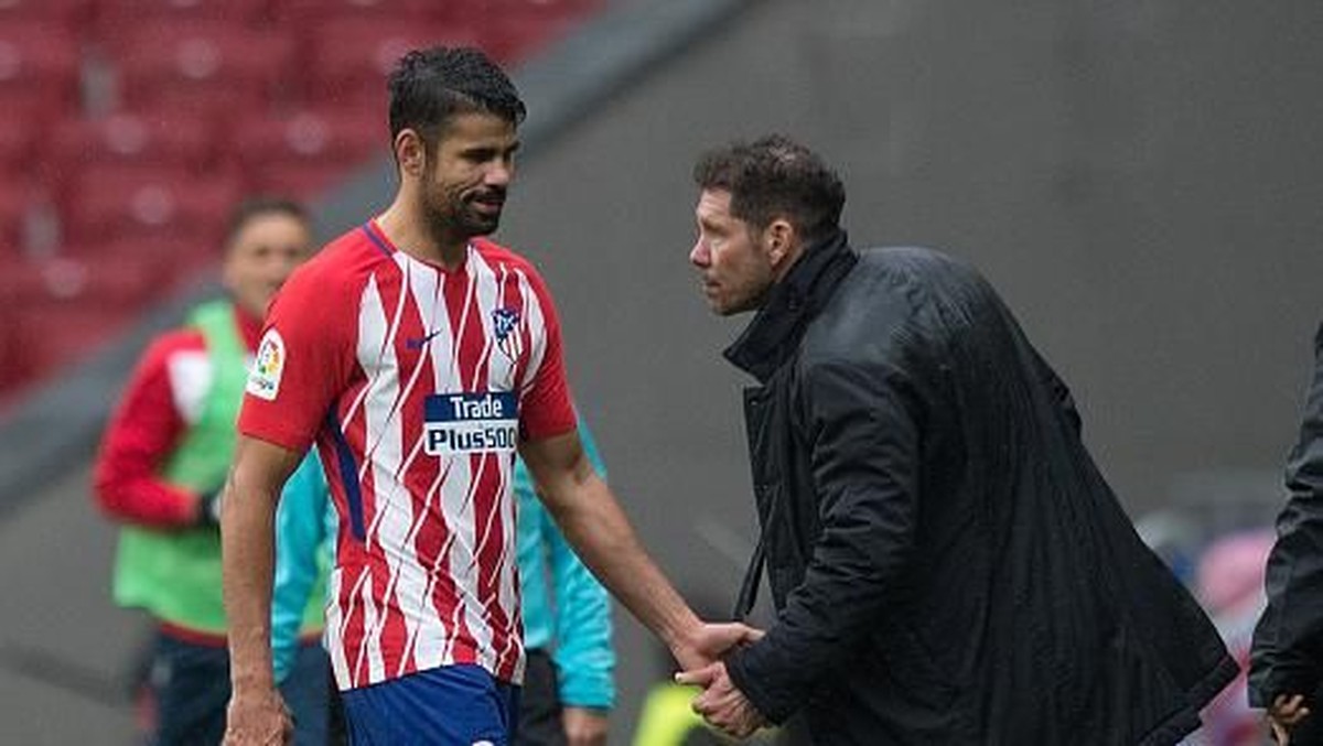 Diego Simeone (kanan) memberikan semangat untuk Diego Costa yang dikartu merah. (Denis Doyle/Getty Images)