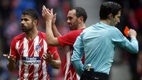 Karena itu adalah kartu kuning keduanya pada pertandingan tersebut, Costa pun harus meninggalkan lapangan. Foto: Oscar del Pozo/AFP