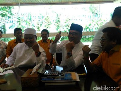Ridwan Kamil-Uu Terima Jam Tangan dari Ketum Hanura
