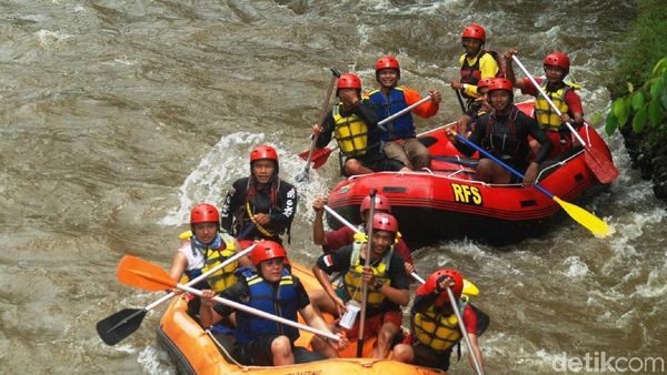 Foto: Mesti Coba, Rafting Seru Sungai Bogowonto di Purworejo