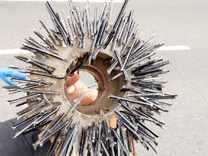 Hati-hati Saat Melintas di Flyover Tomang, Banyak Ranjau Paku