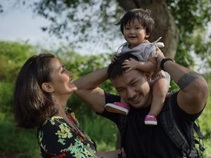 Kisah Cinta Rio Dewanto-Atiqah, Bukti Pria Lebih Muda Tak Masalah